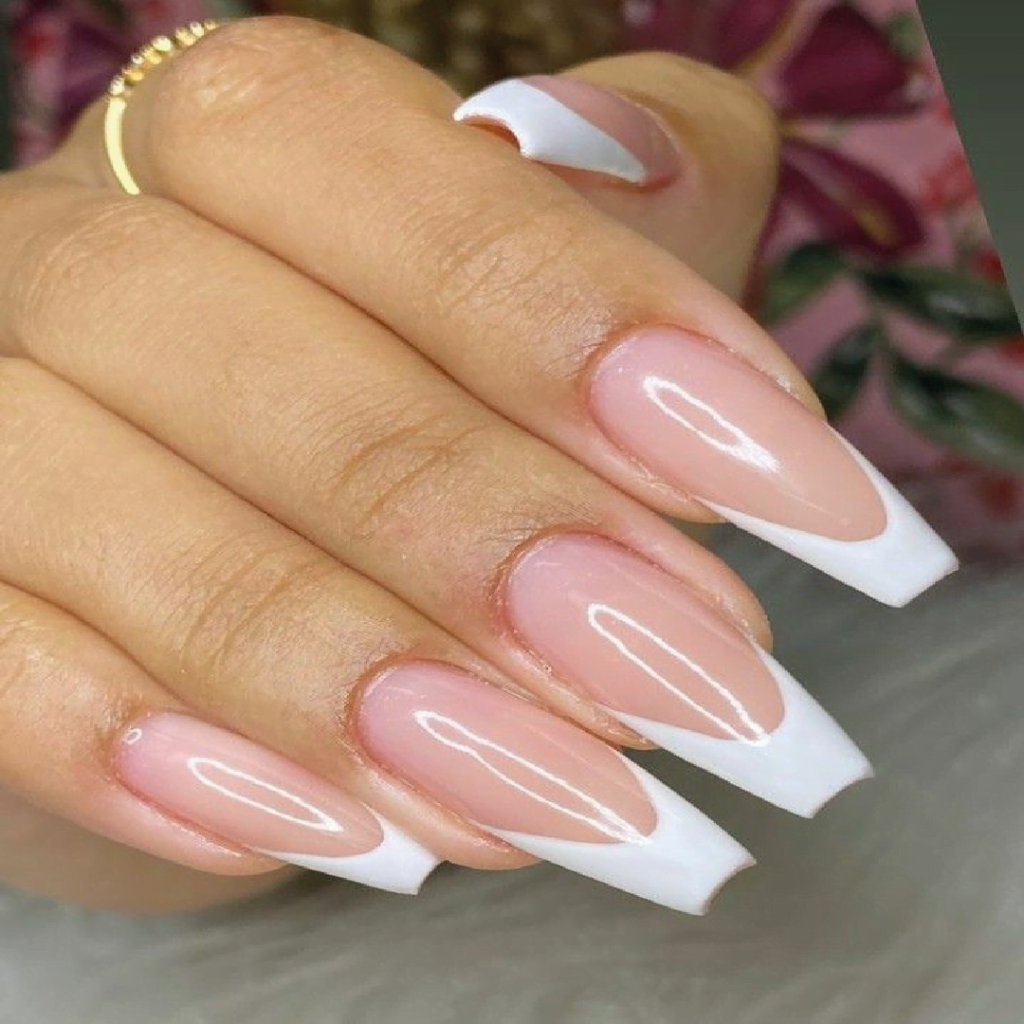 Unhas com manicure francesa, base rosa e pontas brancas.